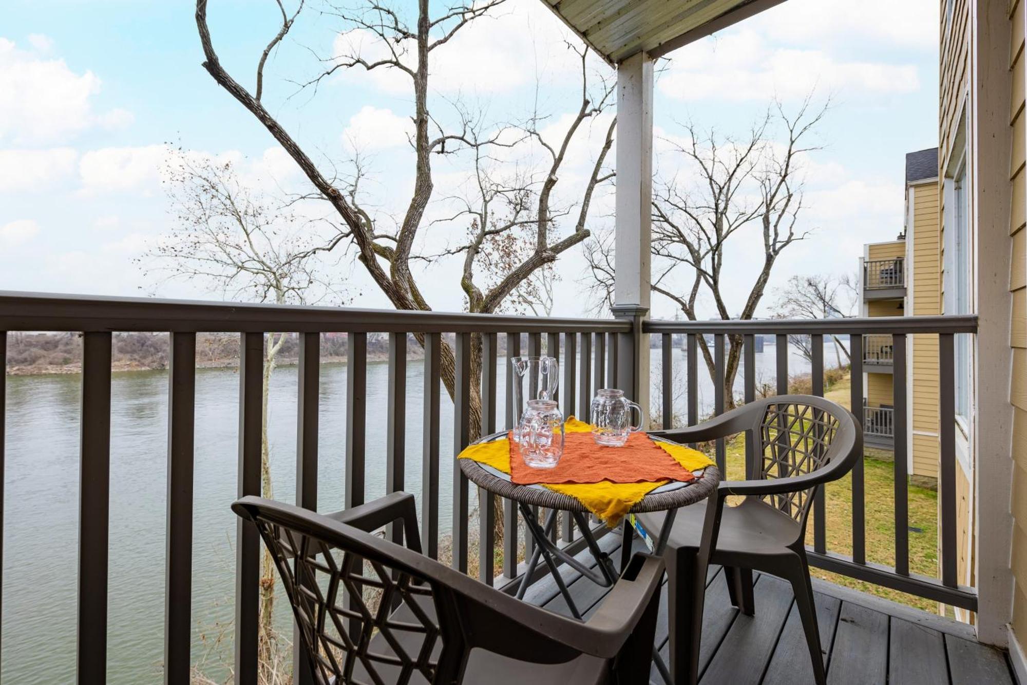 Cumberland River Views Walk To Broadway Downtown Stadium Rockin Riverfront Holiday home
