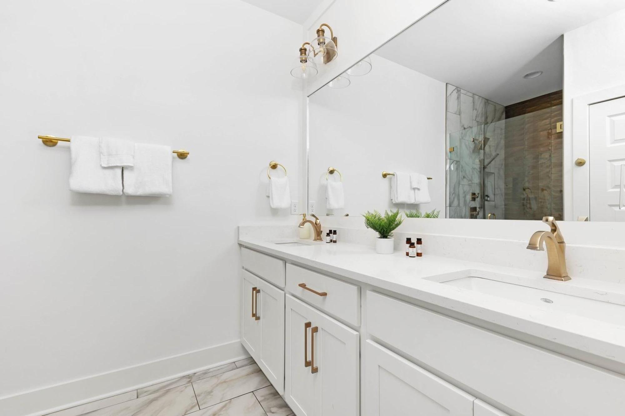 The Trillium & The Iris - 2 Homes 6 Bedrooms Nashville