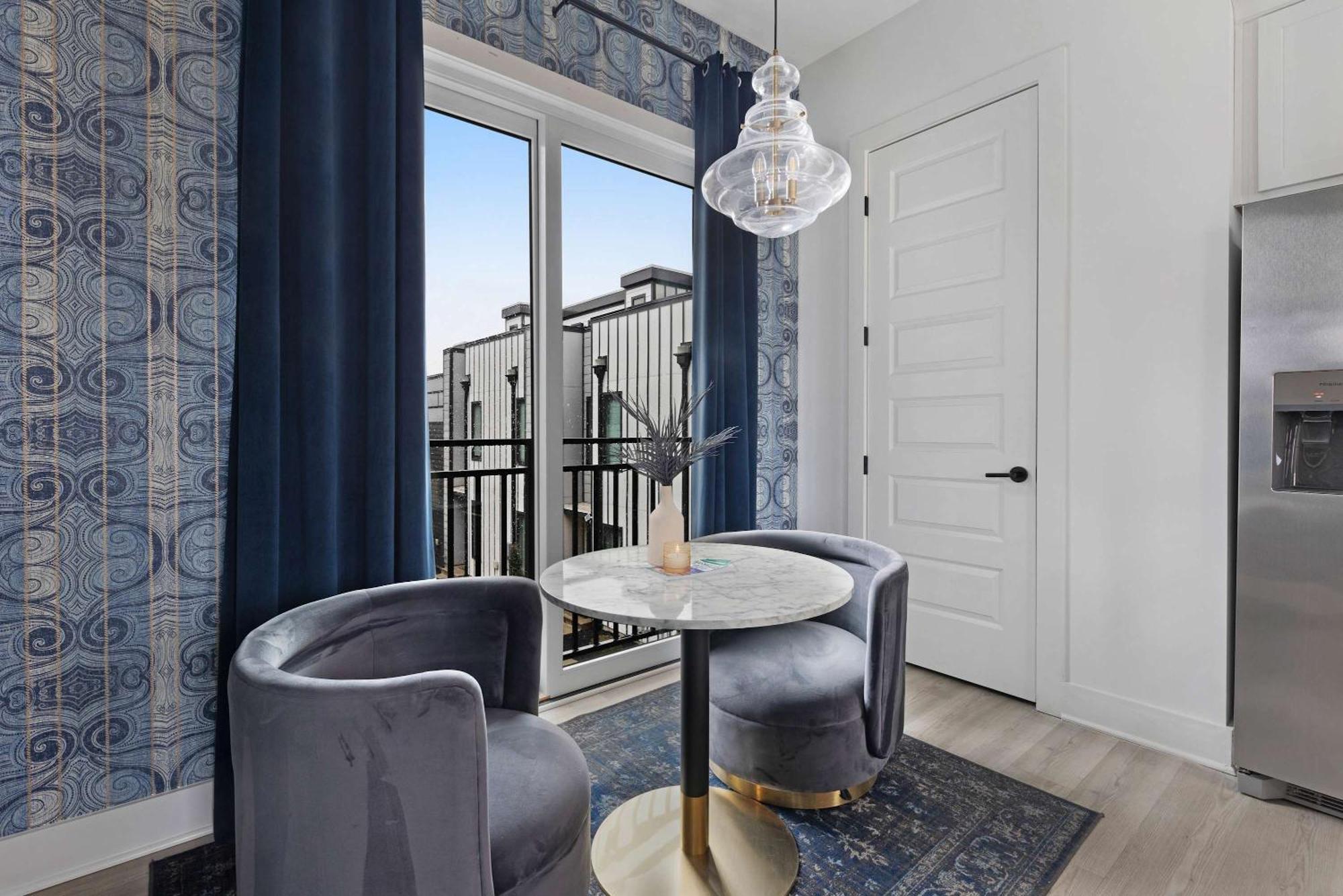 The Trillium & The Iris - 2 Homes 6 Bedrooms *