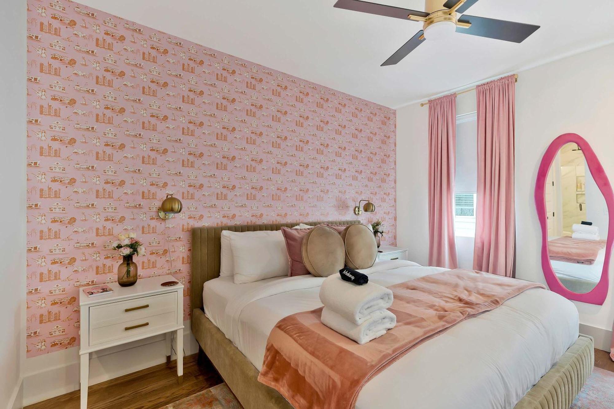 Holiday home Delight - Fun Murals & Downtown Views