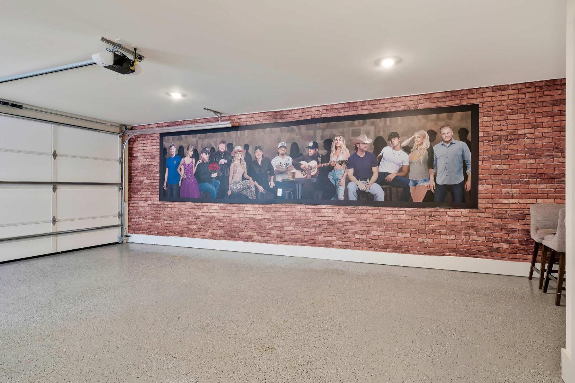 Holiday home Delight - Fun Murals & Downtown Views *