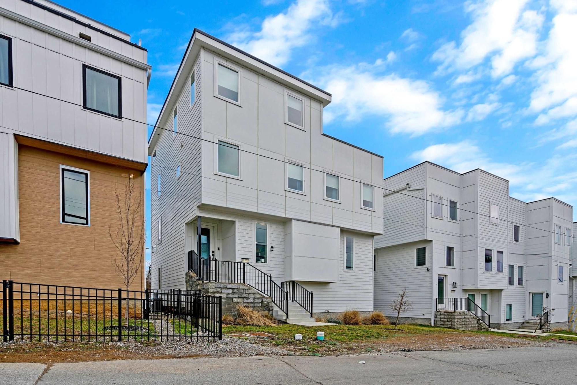 Delight - Fun Murals & Downtown Views Holiday home