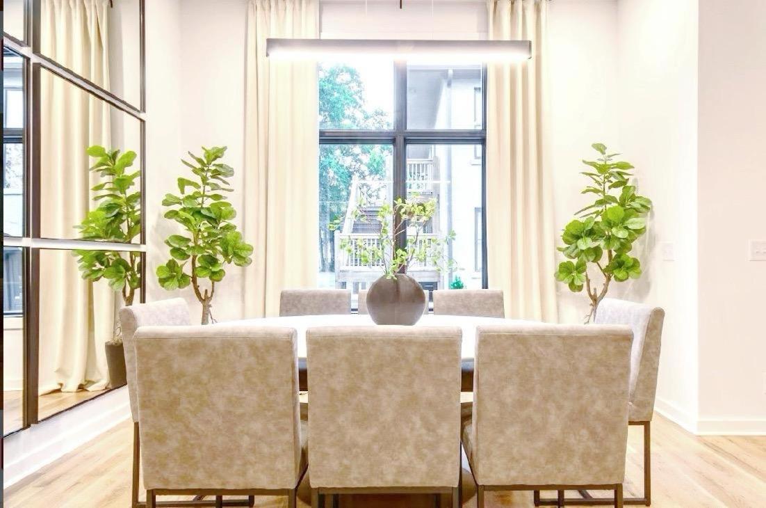 C On Music Row, 4 Min Broadway *