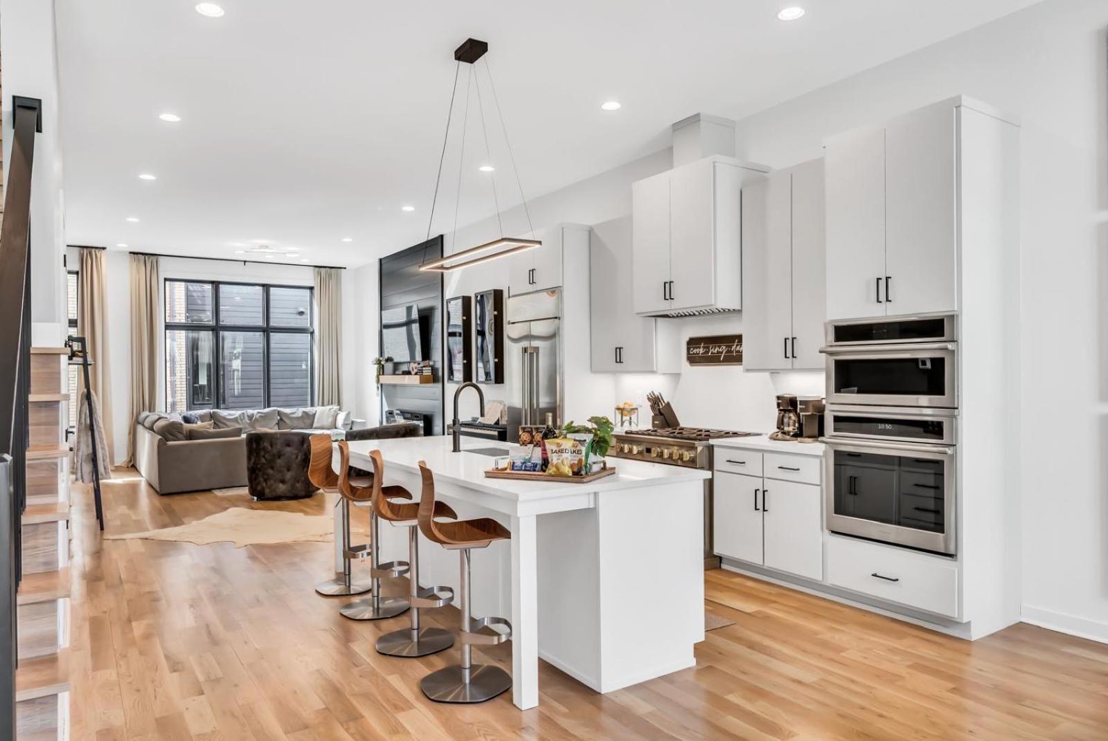 C On Music Row, 4 Min Broadway Holiday home