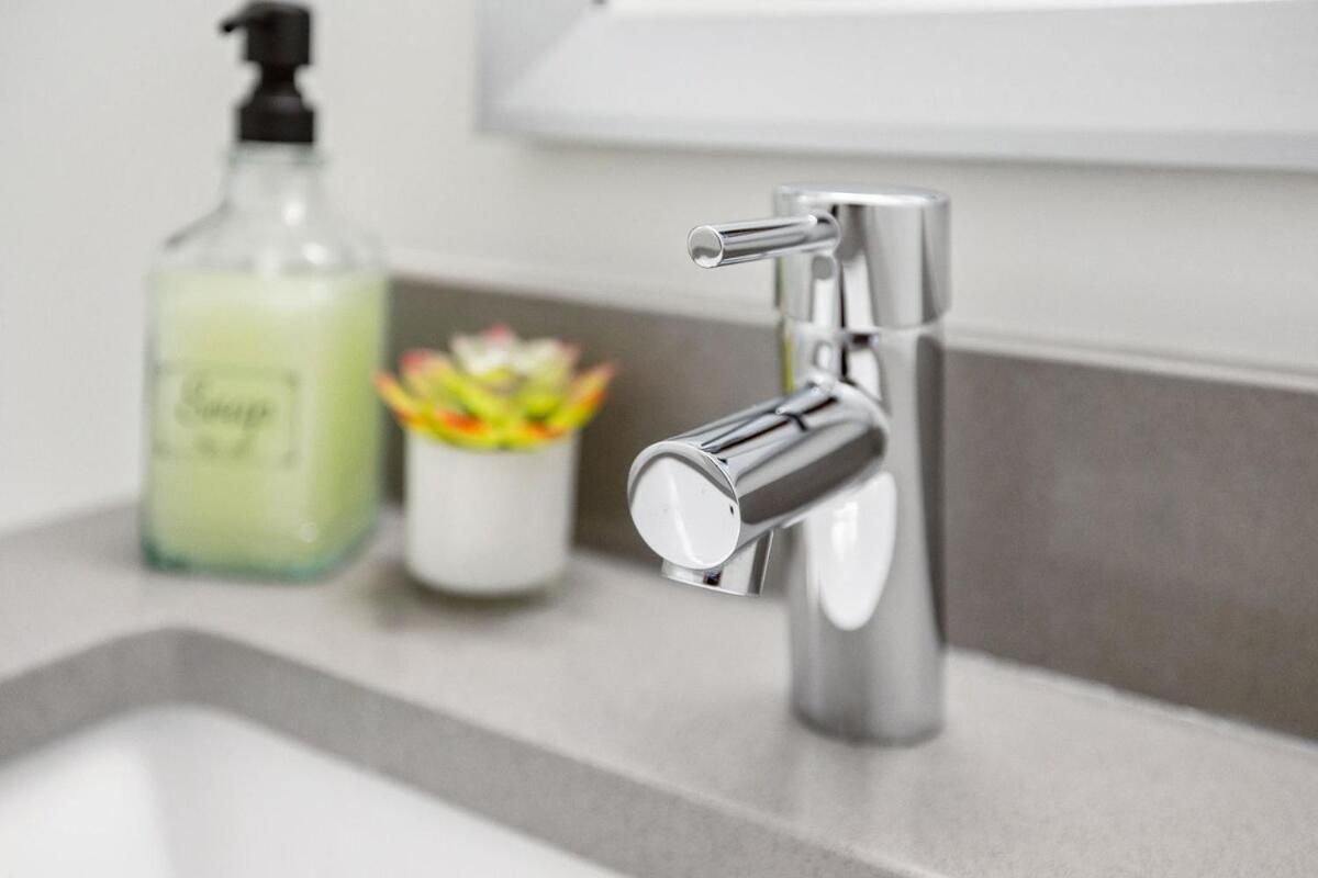 Modern Townhome 2 Miles South Of Downtown And Broadway Ave Apartment *