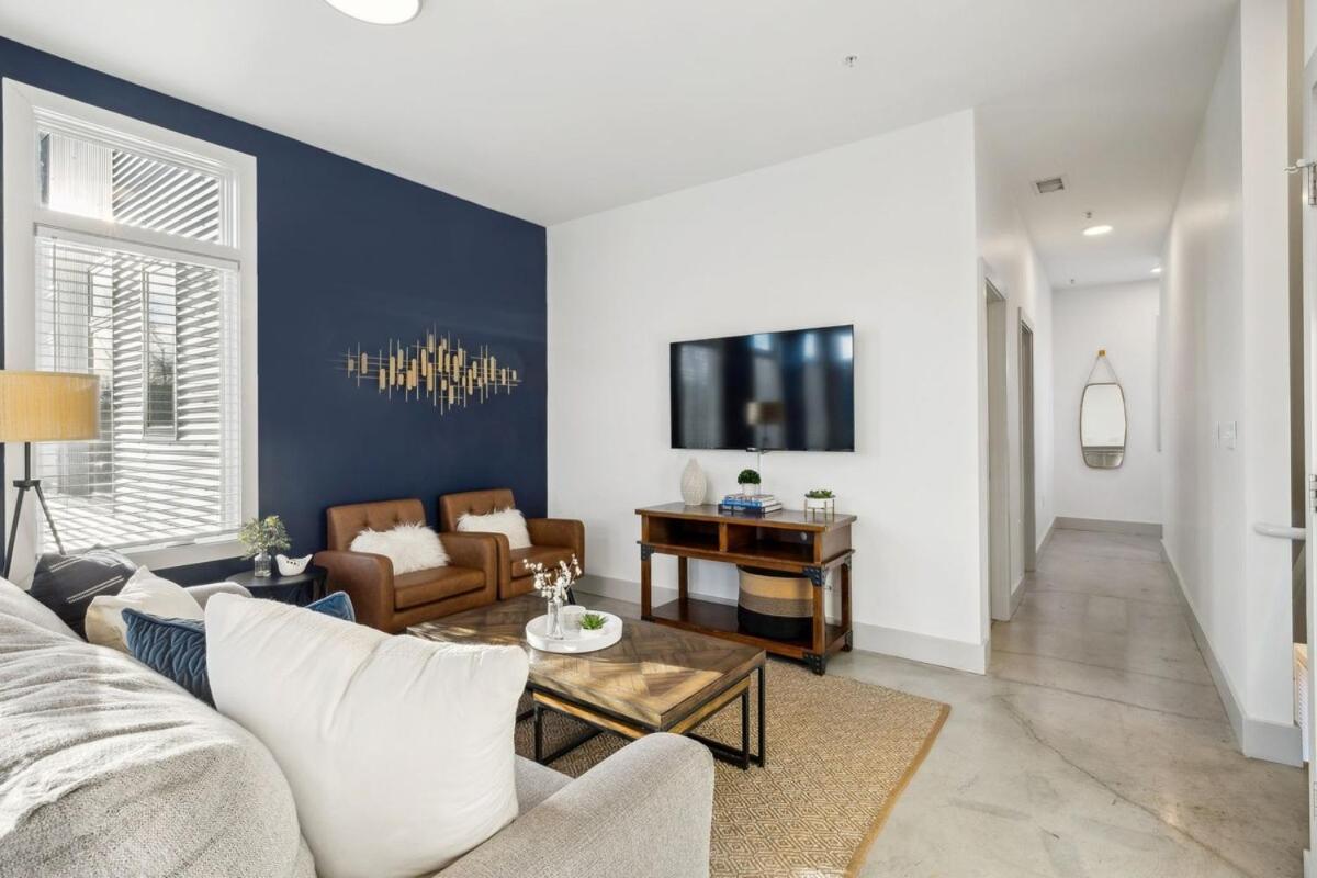 Modern Townhome 2 Miles South Of Downtown And Broadway Ave Apartment