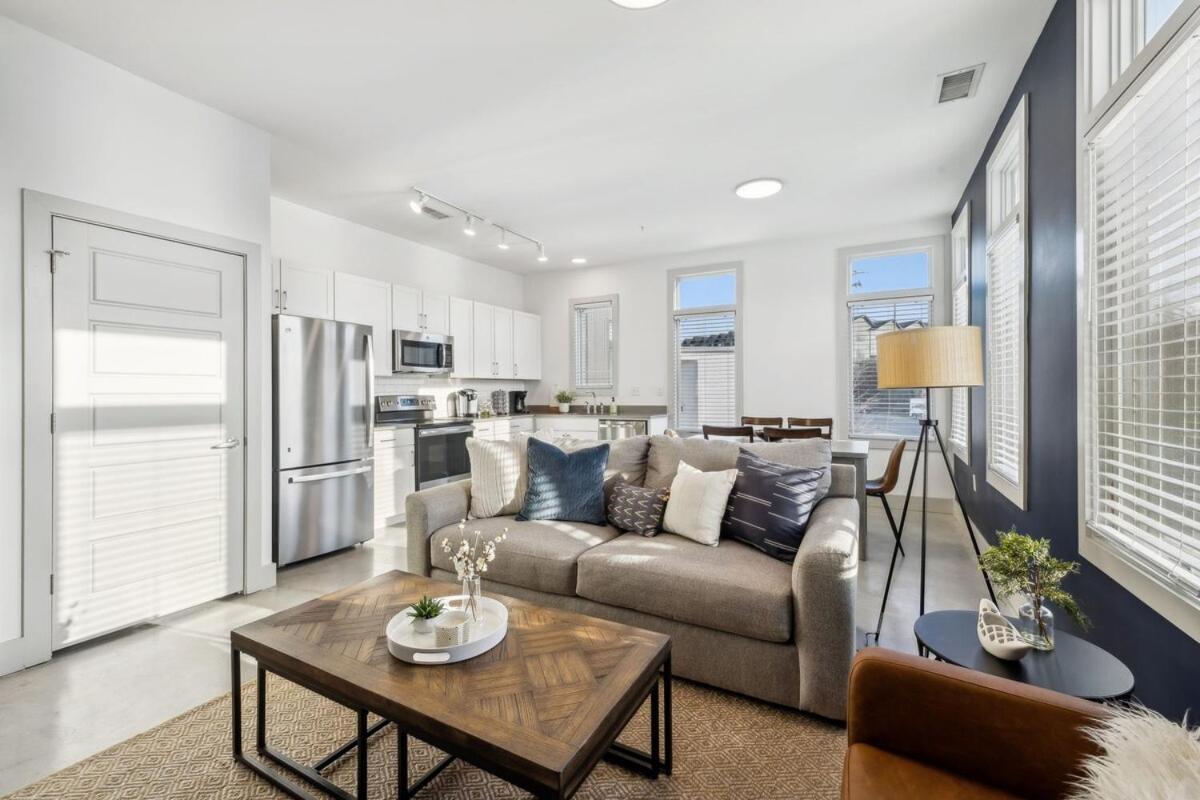 Modern Townhome 2 Miles South Of Downtown And Broadway Ave