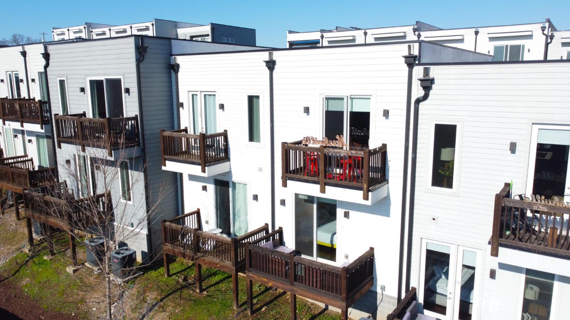 13 At 64 Fern Ave Hbr *