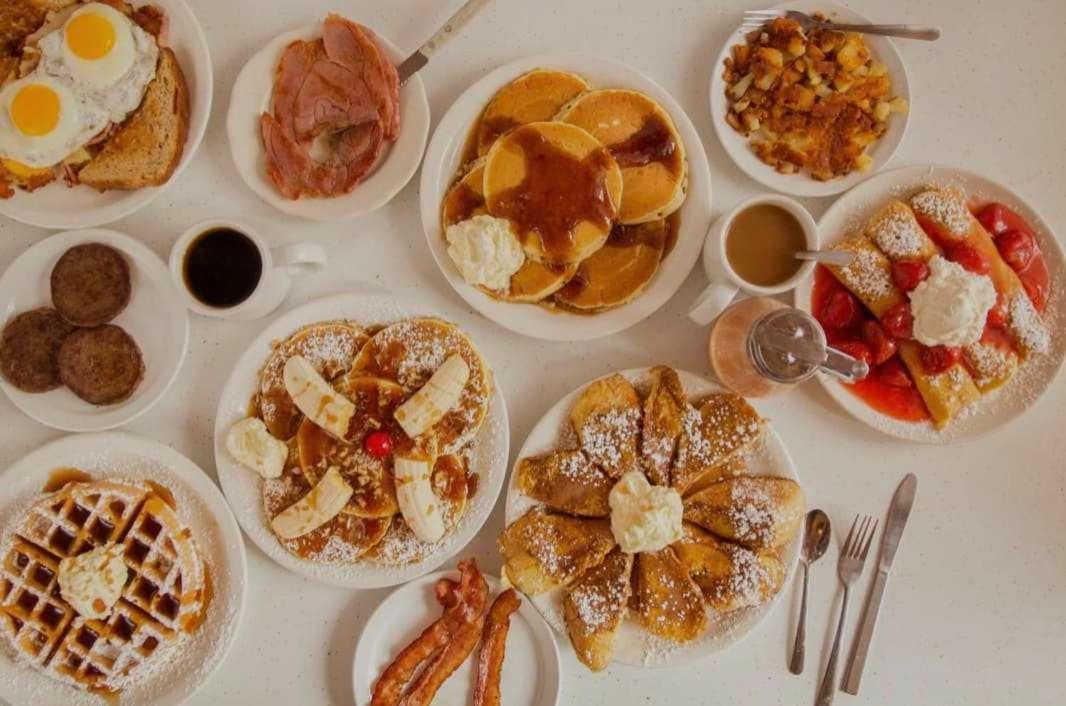 Designer Hillsboro Village Rooftop Home, Open Plan, Sleep 12 With Smart Tvs, Gourmet Kitchen & Pet-friendly Comfort, Walk To Pancake Pantry, Boutique Shopping & Vanderbilt, Minutes To Belmont, 12 South & Broadway, Garage Parking, 24 Hr Hospitality Holiday home Nashville