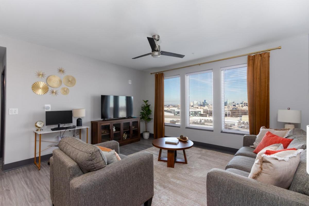 Corporate Chic Walkable And Quiet Apartment