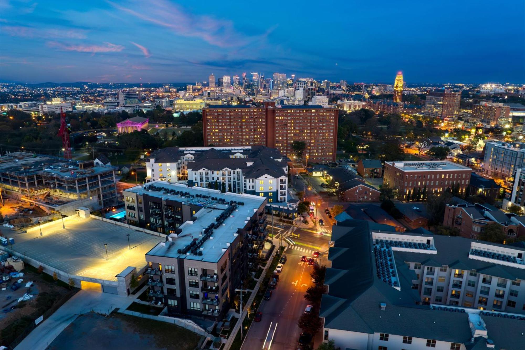Sleeps 18 3 Modern Midtown W Gym Pool Walkable To Shops Eats Nashville