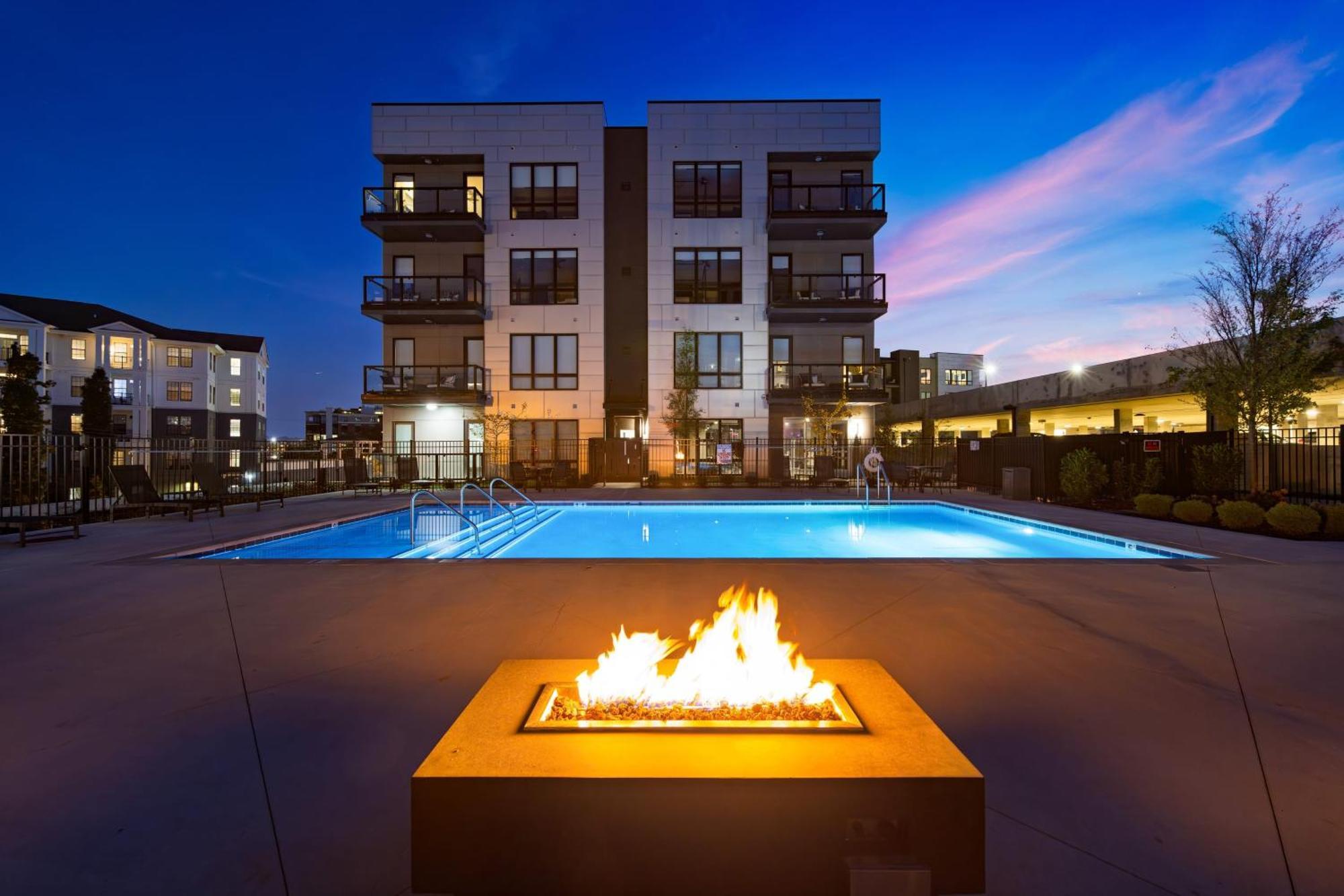 Sleeps 18 3 Modern Midtown W Gym Pool Walkable To Shops Eats Holiday home Nashville