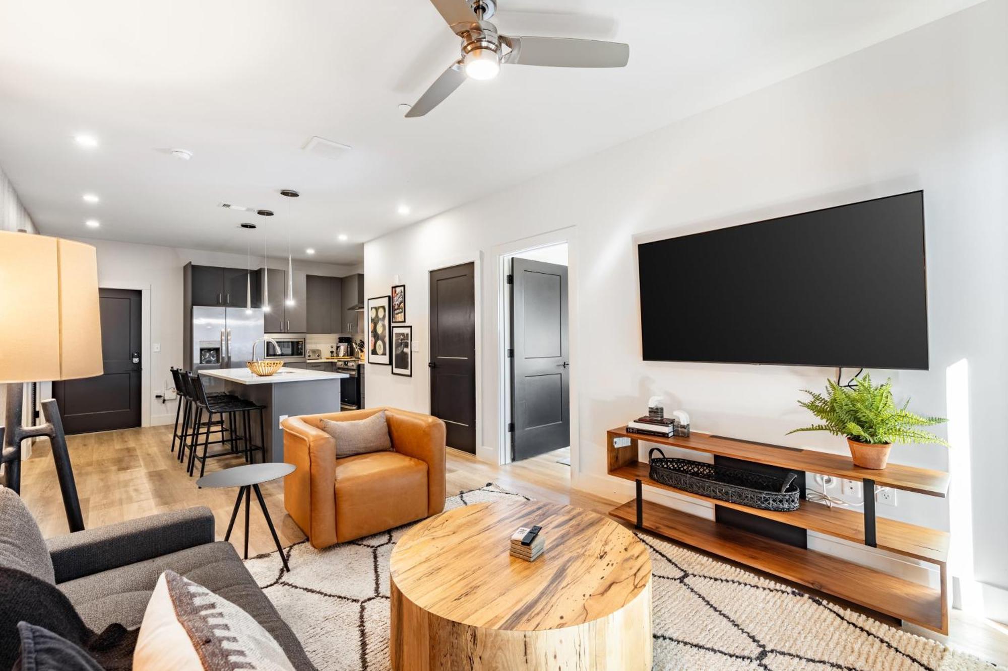 Sleeps 18 3 Modern Midtown W Gym Pool Walkable To Shops Eats
