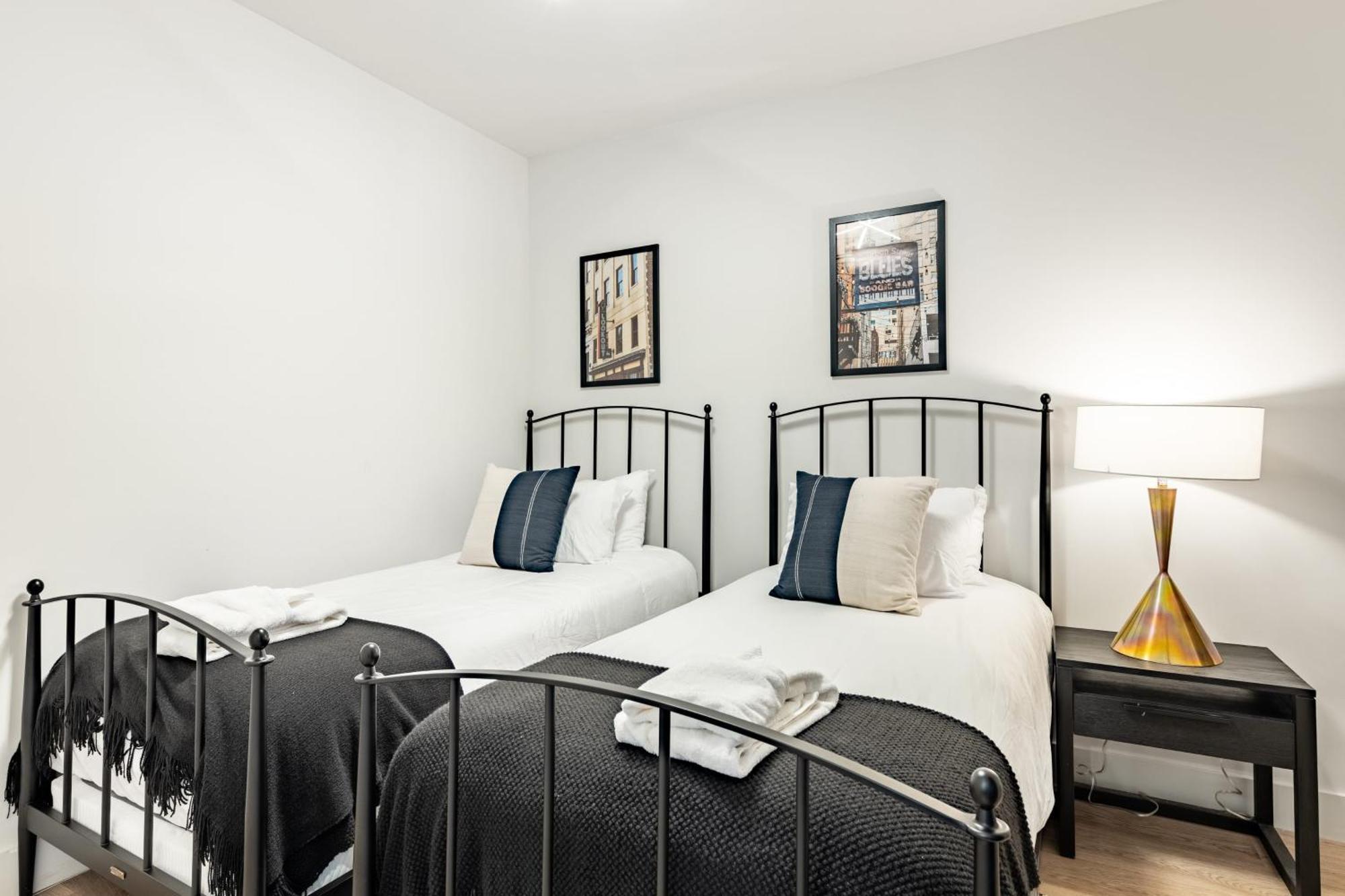 Sleeps 18 3 Modern Midtown W Gym Pool Walkable To Shops Eats Holiday home