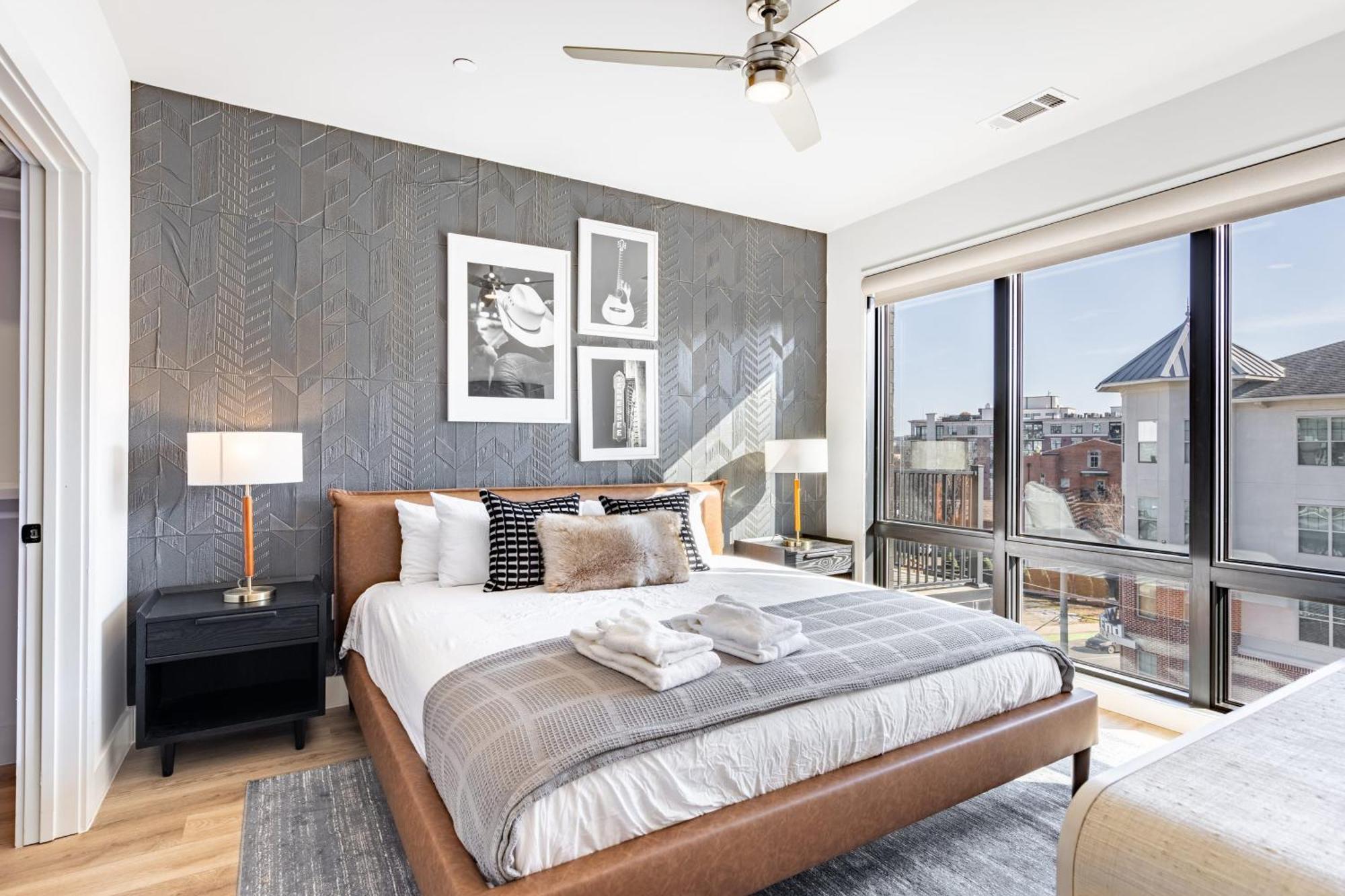 Sleeps 18 3 Modern Midtown W Gym Pool Walkable To Shops Eats Holiday home *