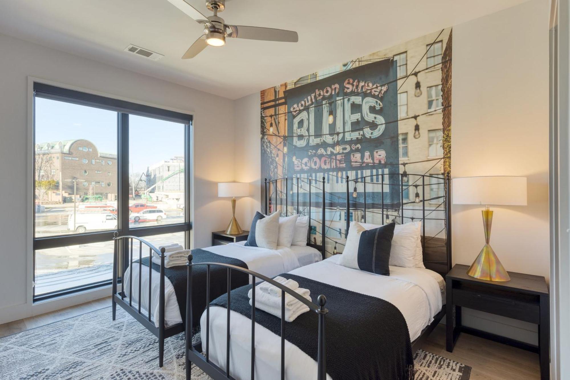 Sleeps 18 3 Modern Midtown W Gym Pool Walkable To Shops Eats *