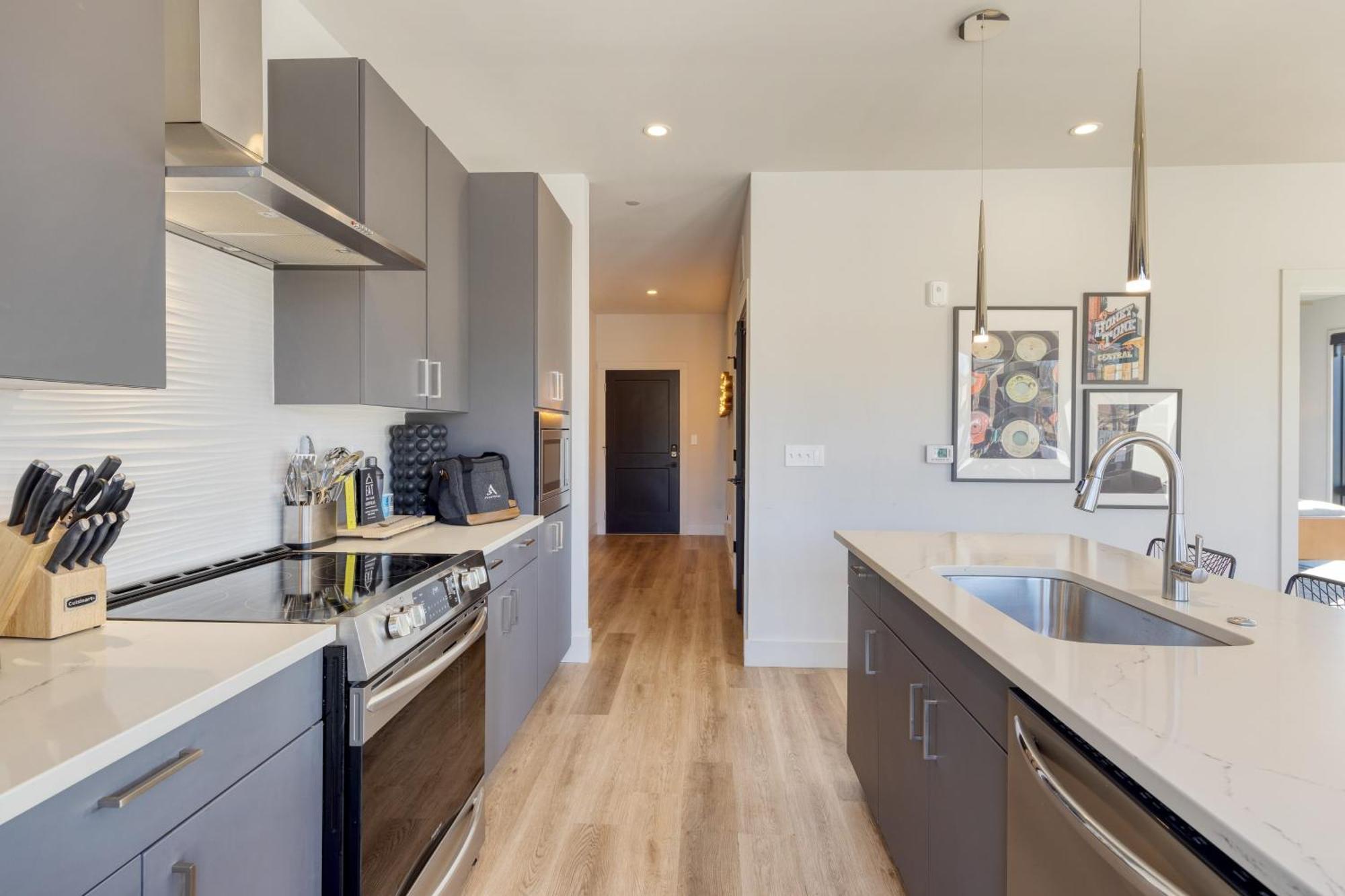 Sleeps 18 3 Modern Midtown W Gym Pool Walkable To Shops Eats Holiday home *