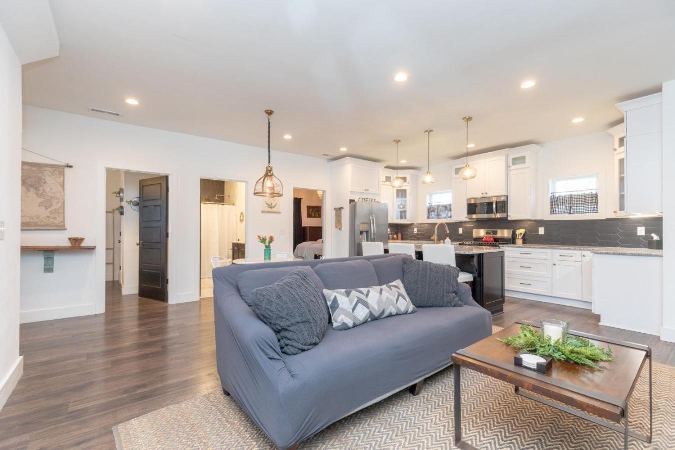 Broadway Breeze Escape Modern Comfort Holiday home