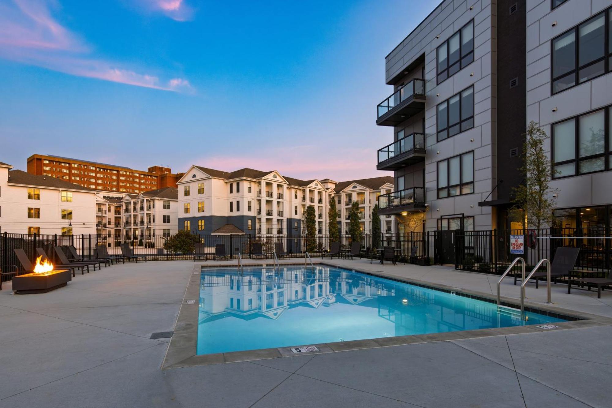 2 Modern In Heart Of Midtown Walkable Location Patio Pool Gym Nashville