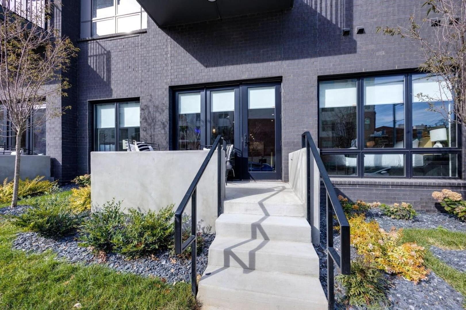 Holiday home 2 Modern In Heart Of Midtown Walkable Location Patio Pool Gym
