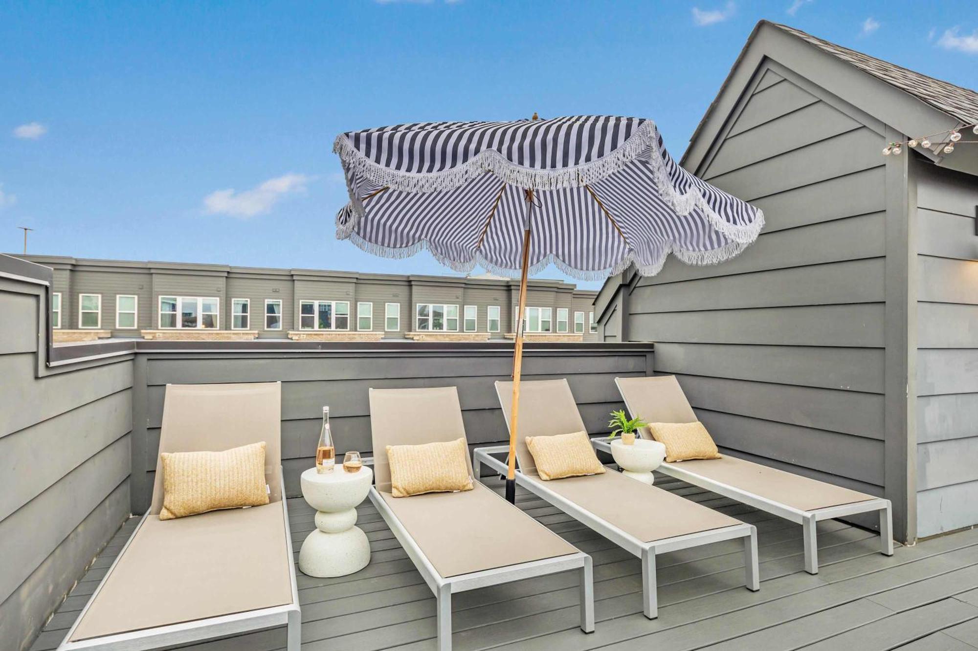 Harlow On Hawkins - Steps To Gulch Rooftop Views Holiday home *