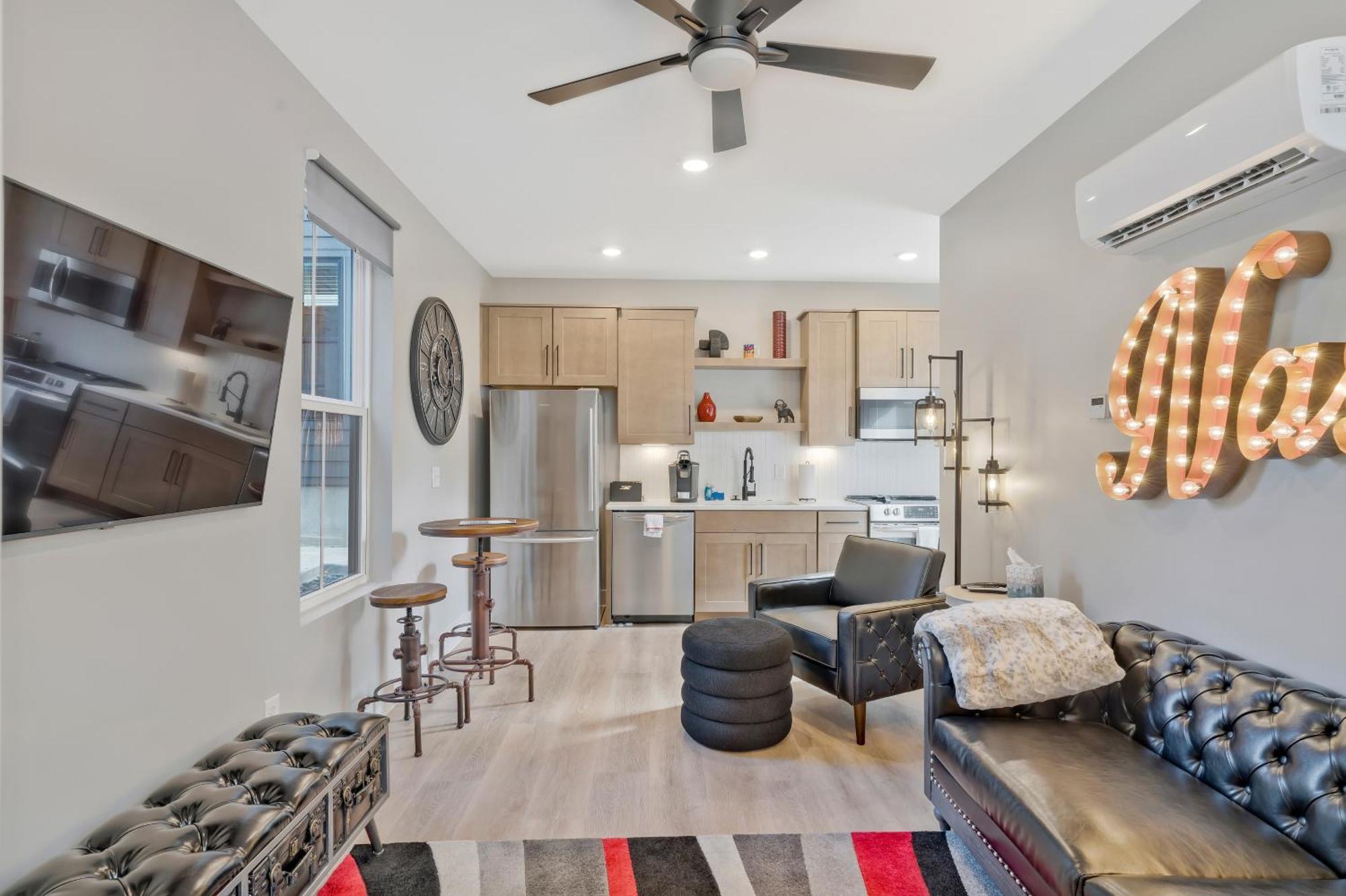 Holiday home 10 Min Drive Downtown, Roof Deck, Pet Friendly
