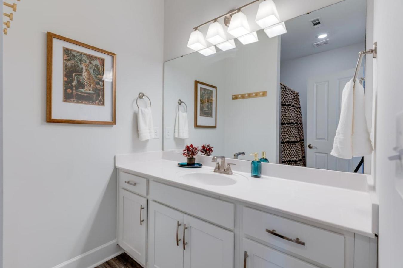 Funtastic 4 Bdr In The Nations Holiday home Nashville