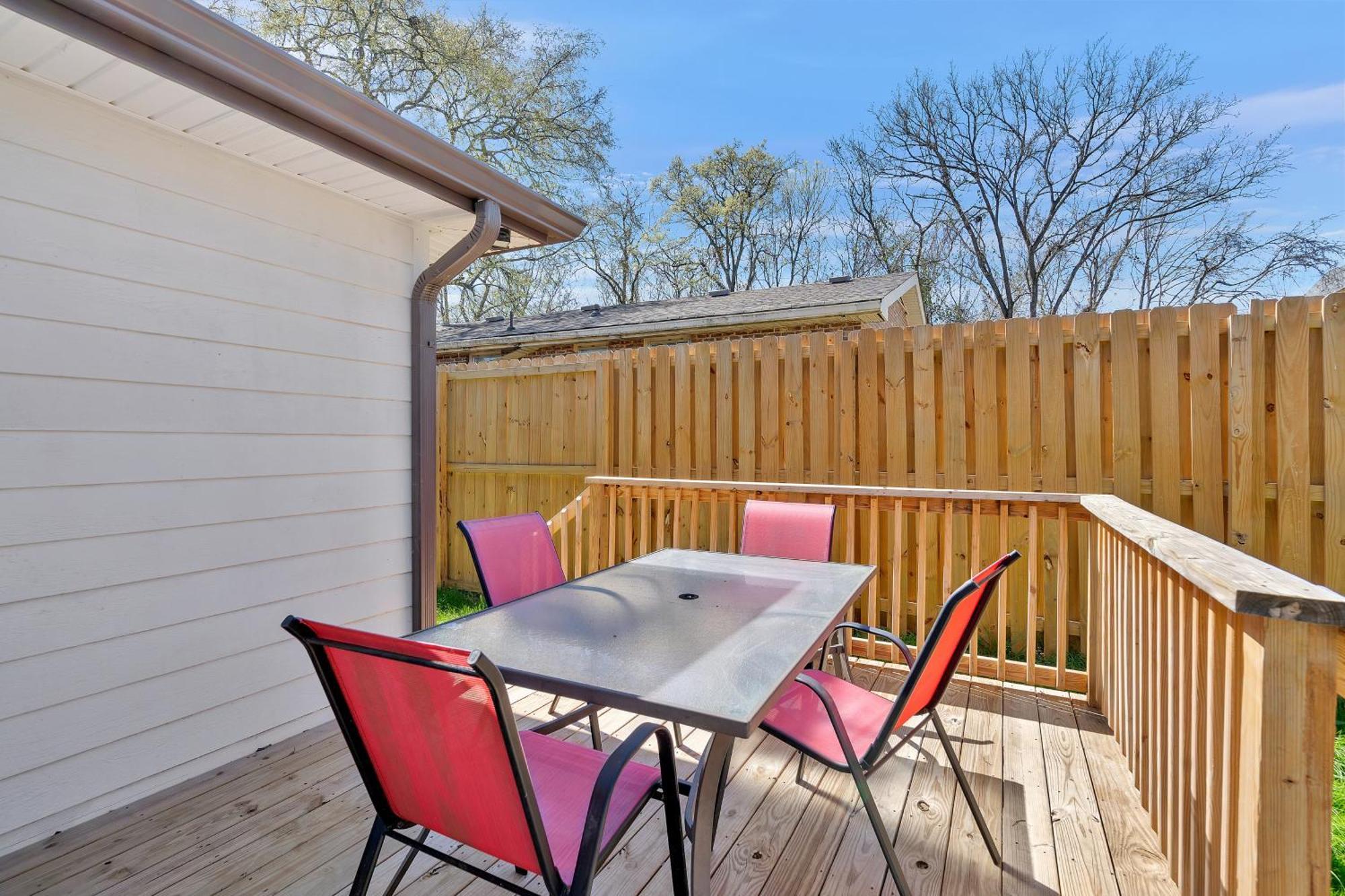 Cute, Charming, West Nash,1 Bed 1bath , Private Fenced Yard *