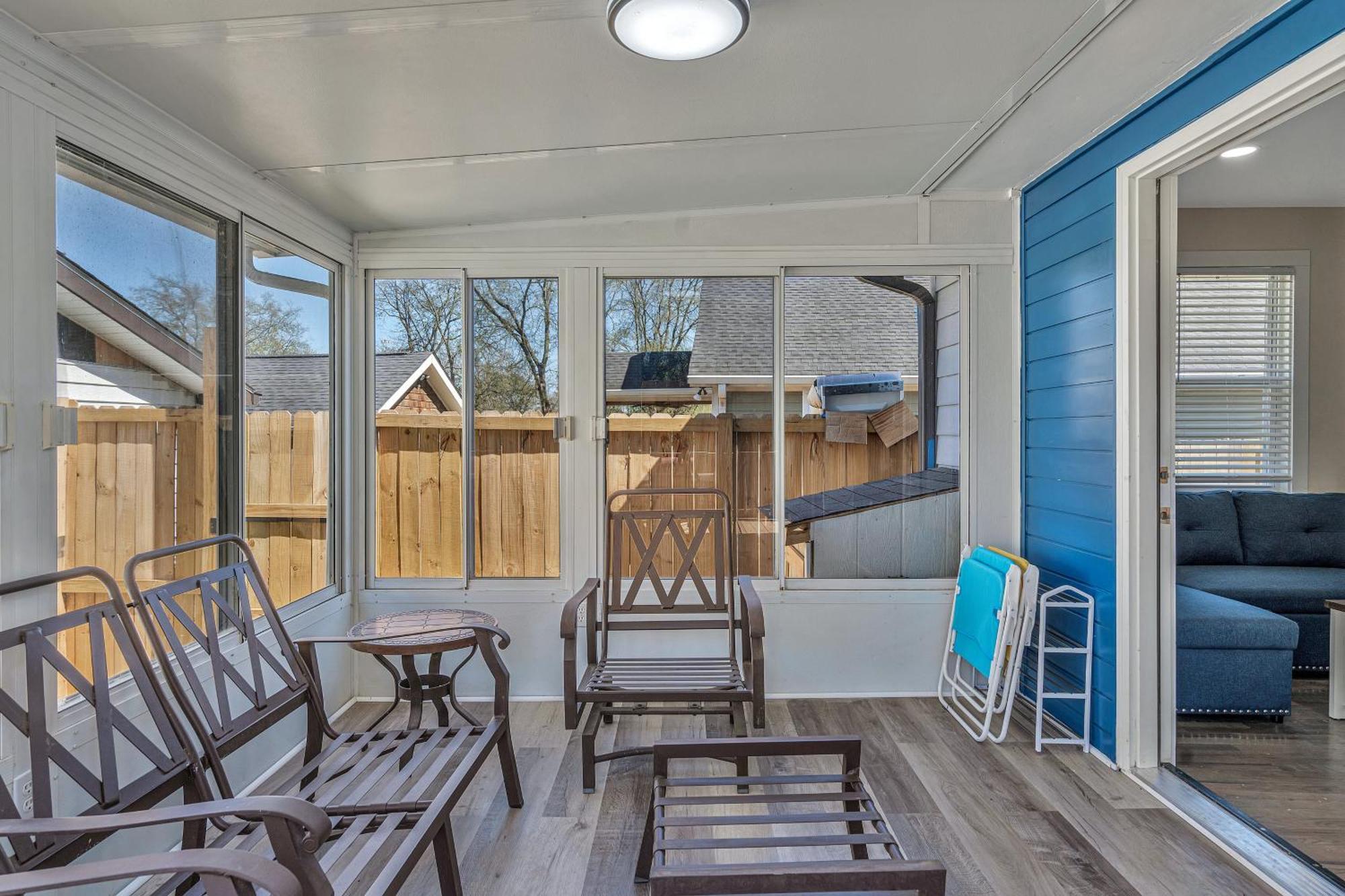 Cute, Charming, West Nash,1 Bed 1bath , Private Fenced Yard *