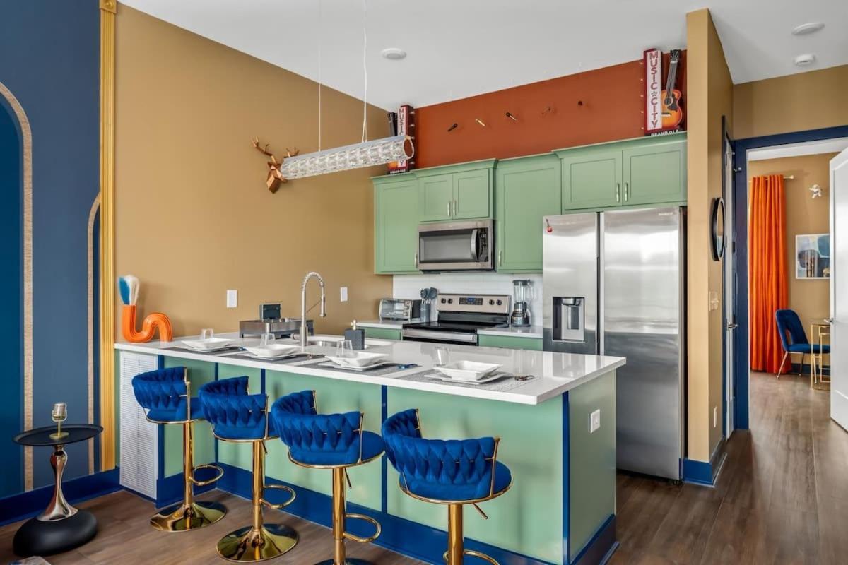 Chic Oasis 2 Miles From Dt - Pool Table - B-dashy Holiday home