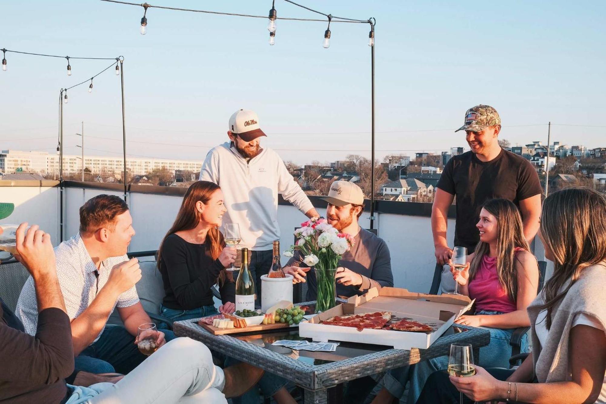 Downtown Modern Rooftop Patio Vanderbilt 8 Beds Holiday home