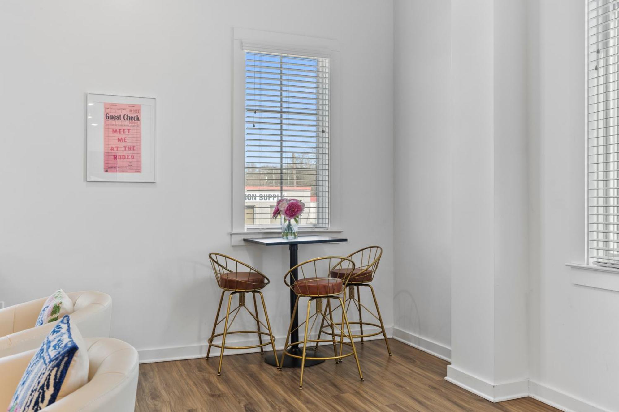 Holiday home Stunning Modern Townhome With 9 Beds, Walk To Shops *
