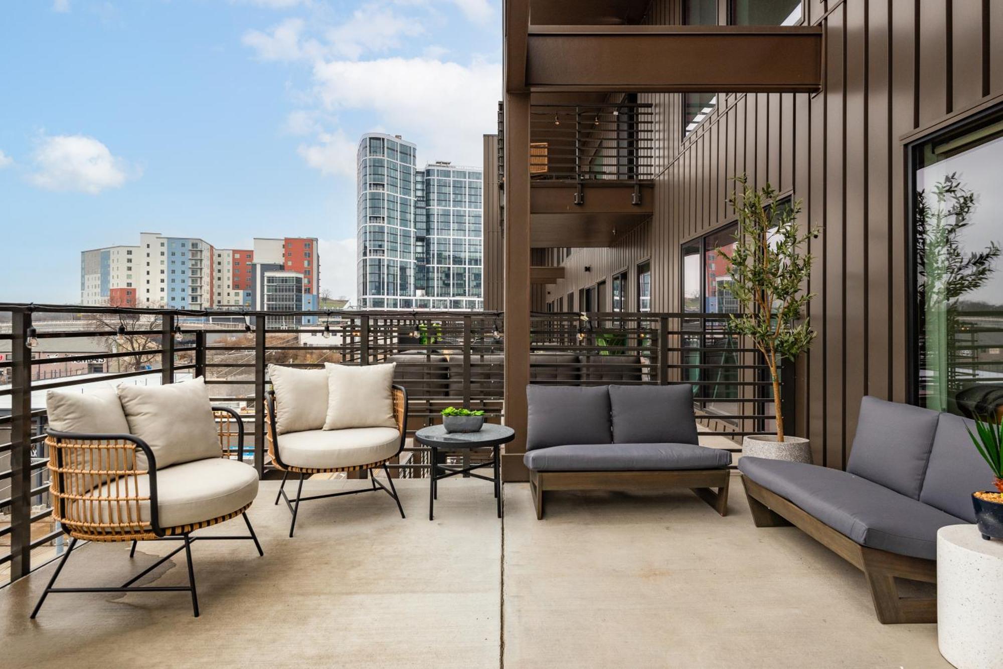 Penthouse Luxury With Pool Patio And View Walk To Broadway Holiday home *