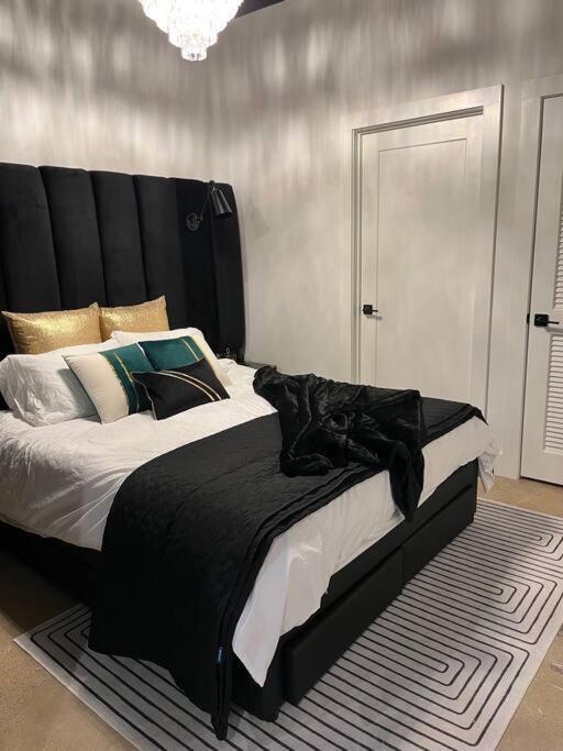 Unique Executive & Workspace Apartment *