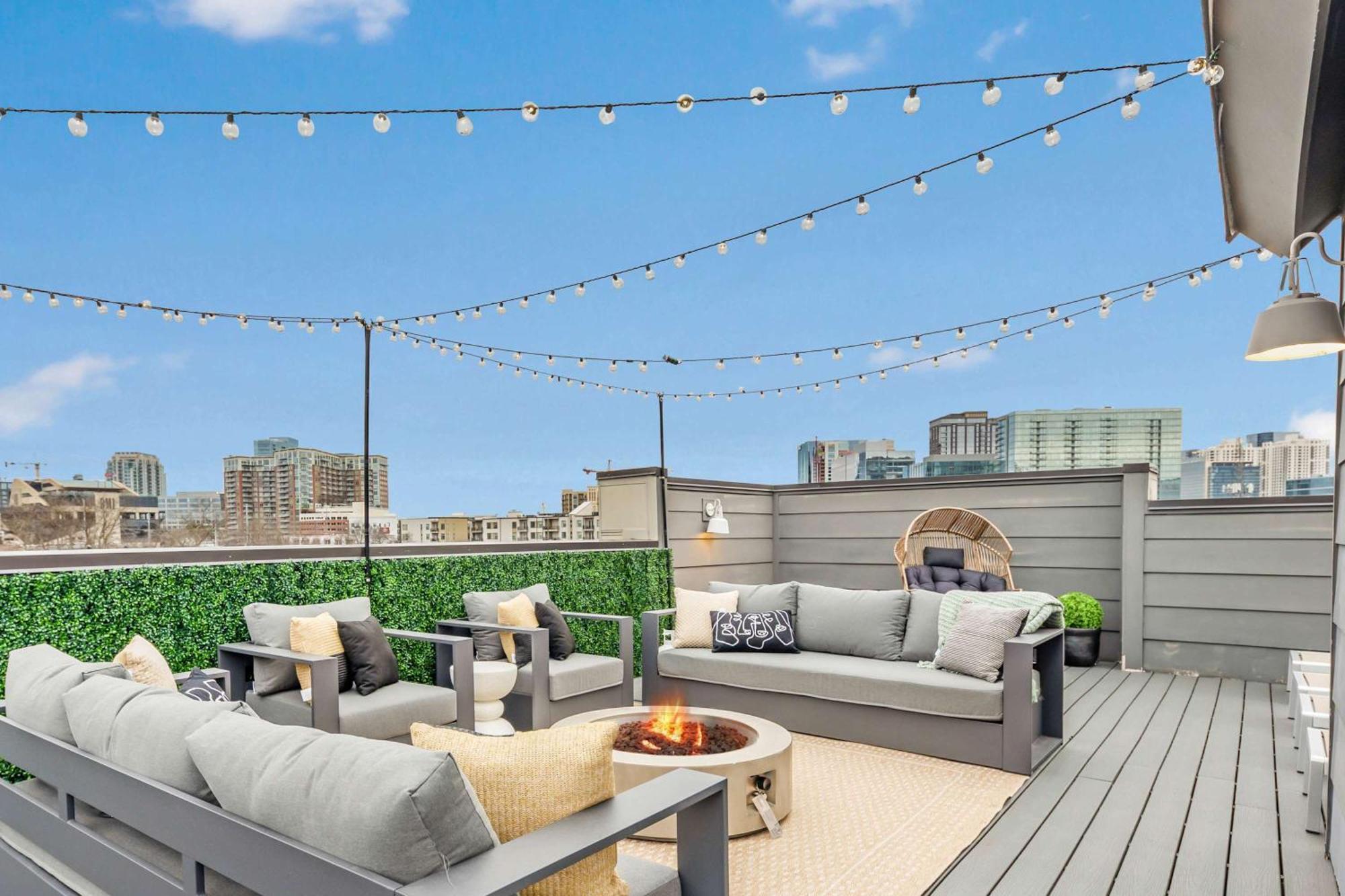 Harlow On Hawkins - Steps To Gulch Rooftop Views Holiday home *