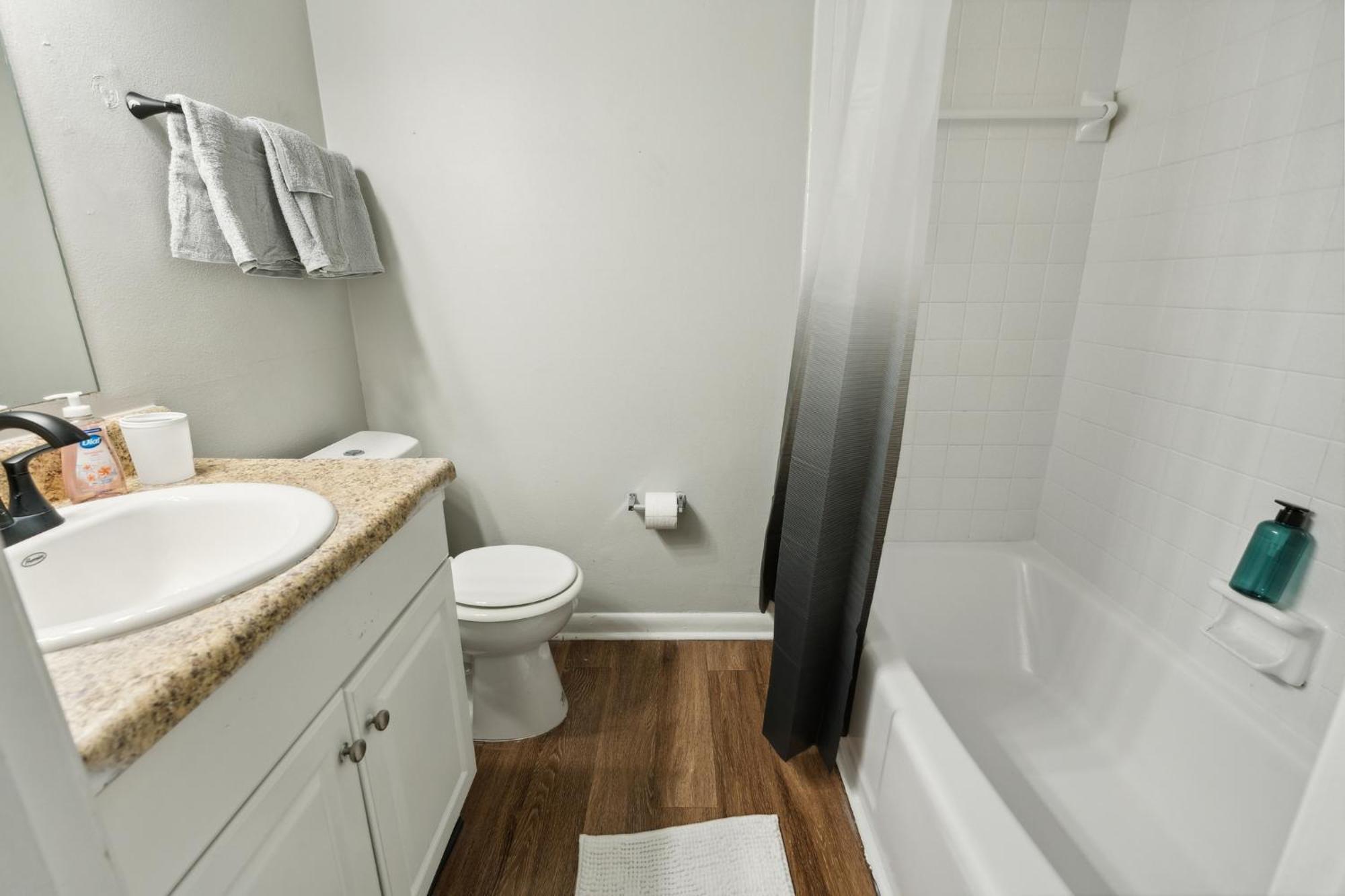 Brentwood A2 I Cozy & Comfy I 2bd I Free Parking *