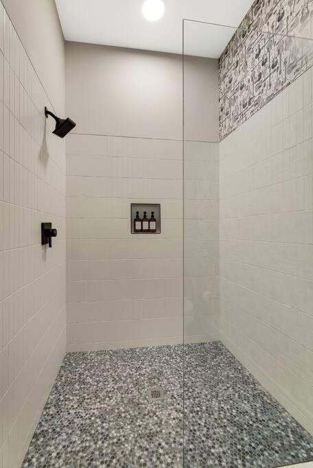 Johnny Cash On Main - 1 Mile To Dtnash - Lux *