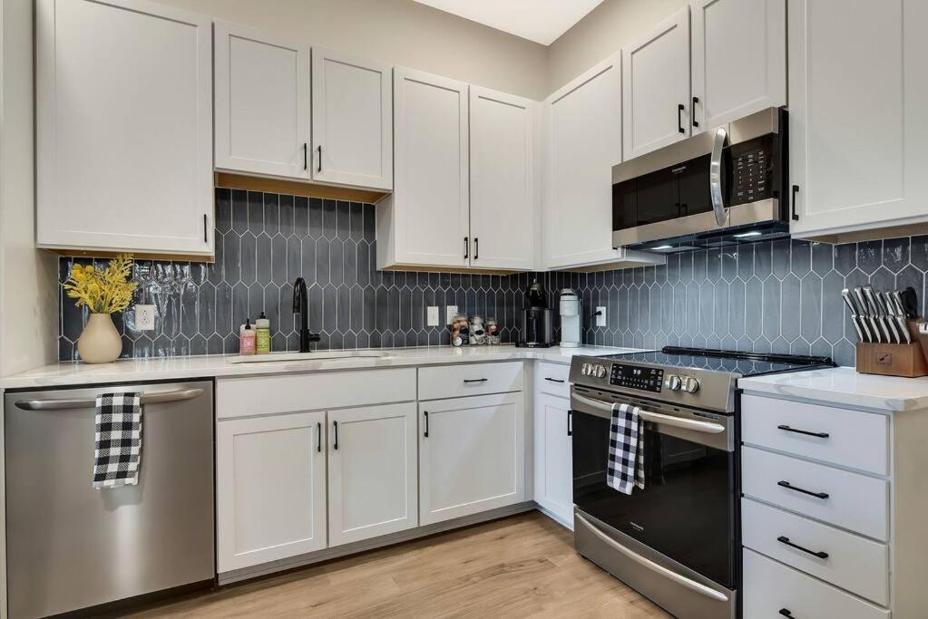 Johnny Cash On Main - 1 Mile To Dtnash - Lux * Nashville