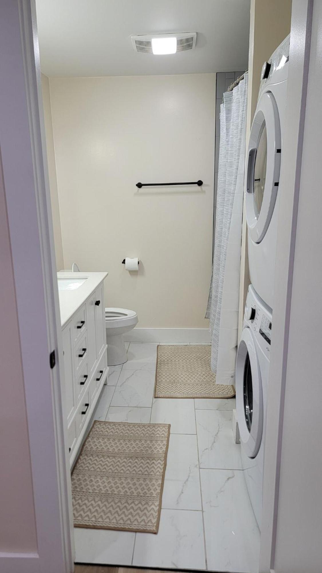 5842 Leslie Ave - Charming, Private, 1 Bedroom 1 Bath