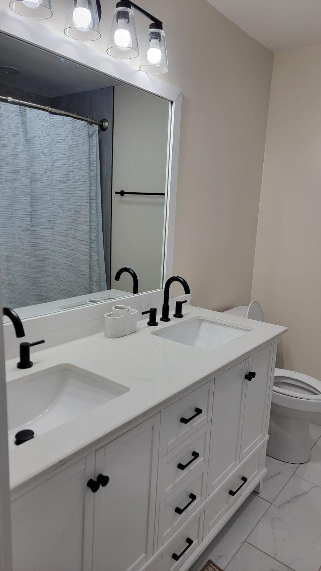 5842 Leslie Ave - Charming, Private, 1 Bedroom 1 Bath Apartment *