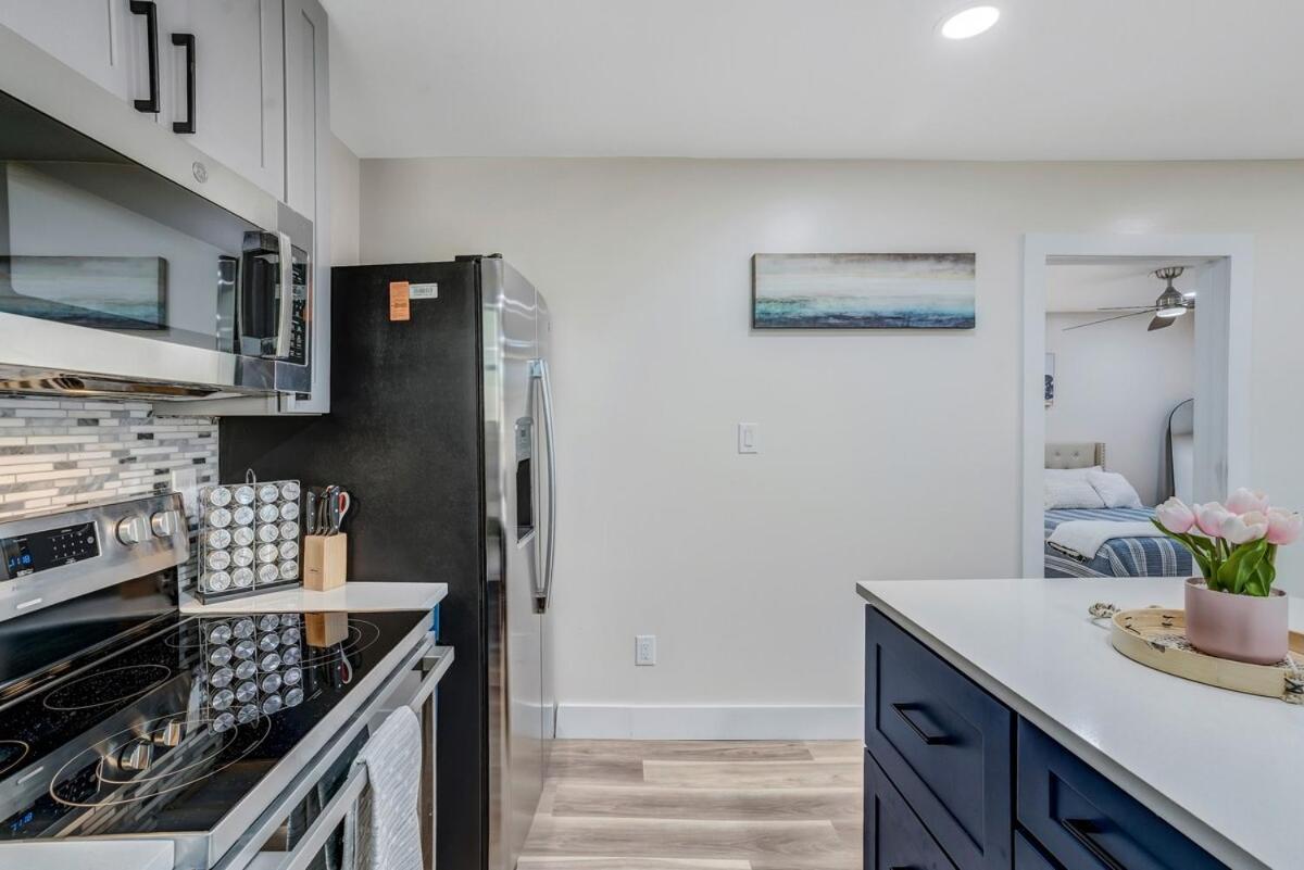 5842 Leslie Ave - Charming, Private, 1 Bedroom 1 Bath Apartment