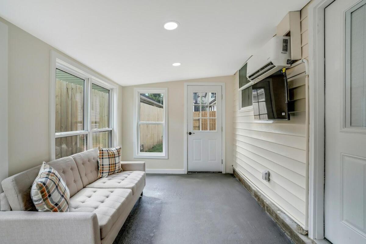 Apartment 5842 Leslie Ave - Charming, Private, 1 Bedroom 1 Bath