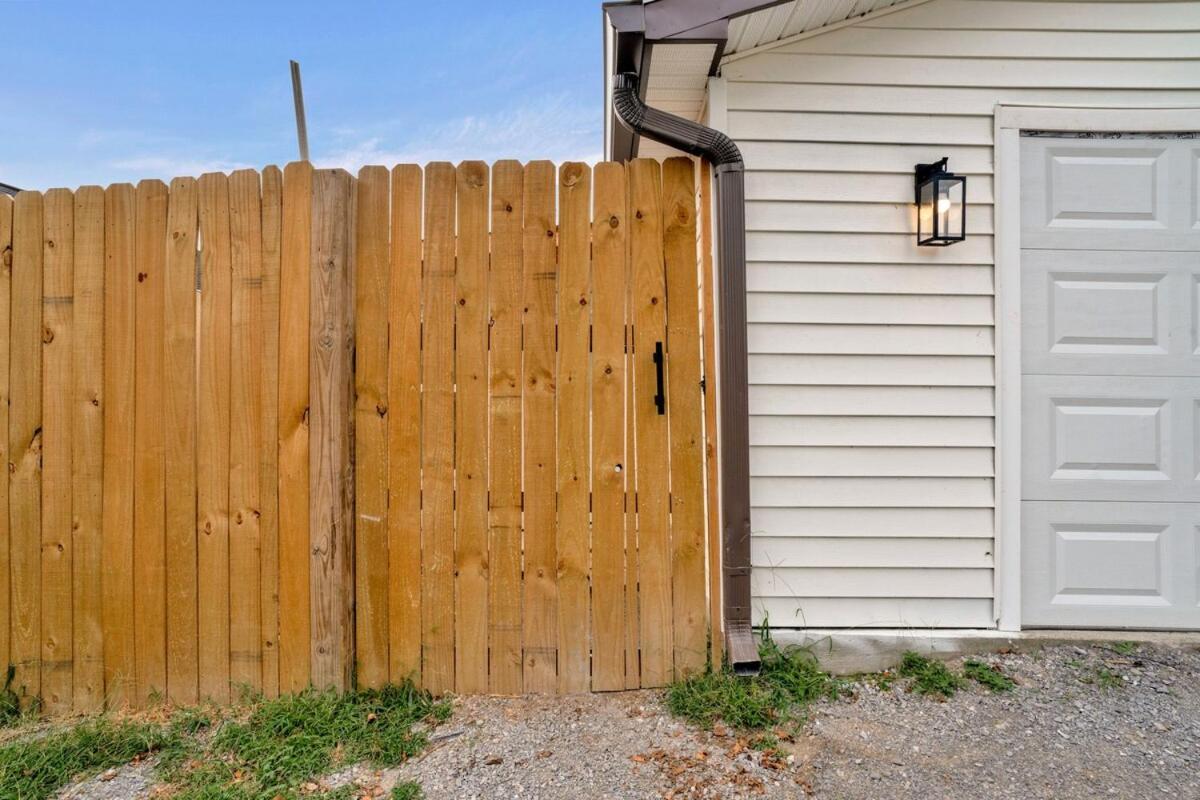 Apartment 5842 Leslie Ave - Charming, Private, 1 Bedroom 1 Bath