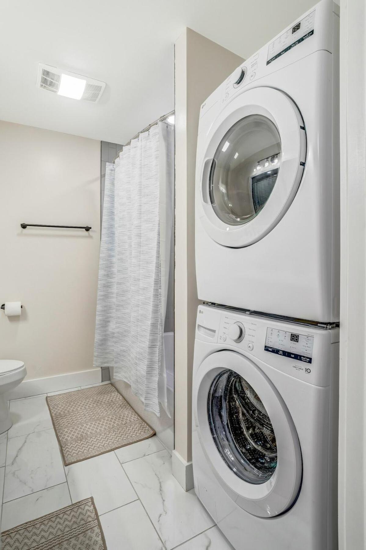 5842 Leslie Ave - Charming, Private, 1 Bedroom 1 Bath Apartment *