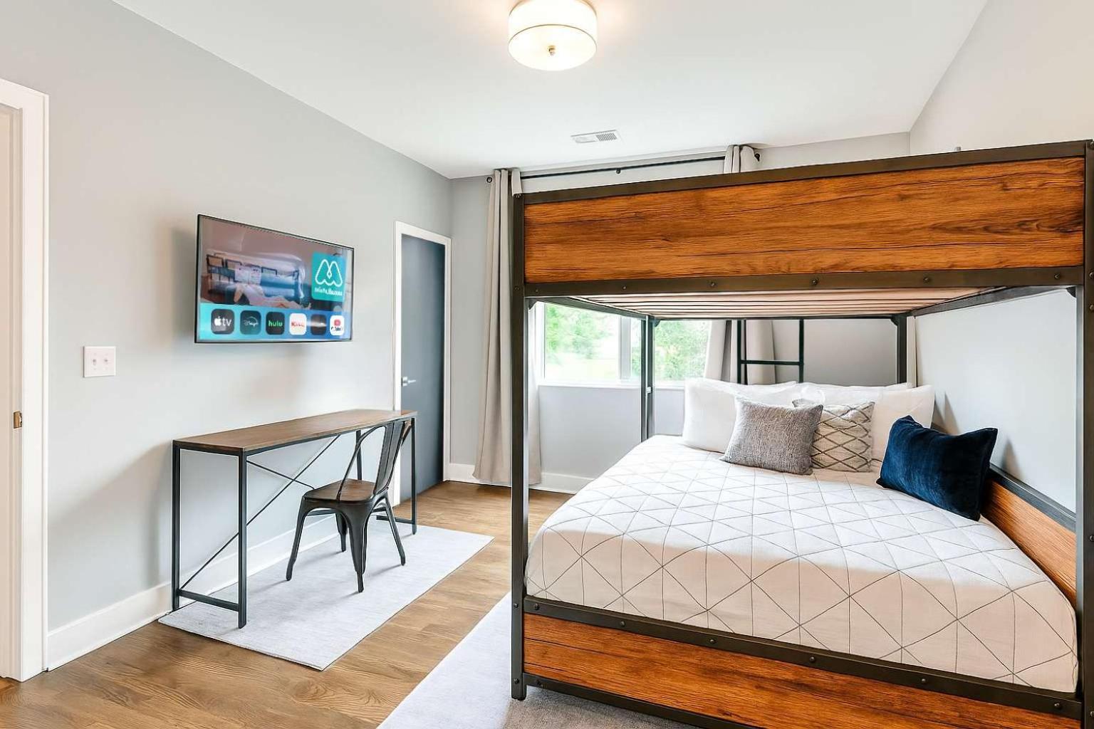 New Luxe Roofdeck 13 Beds Holiday home