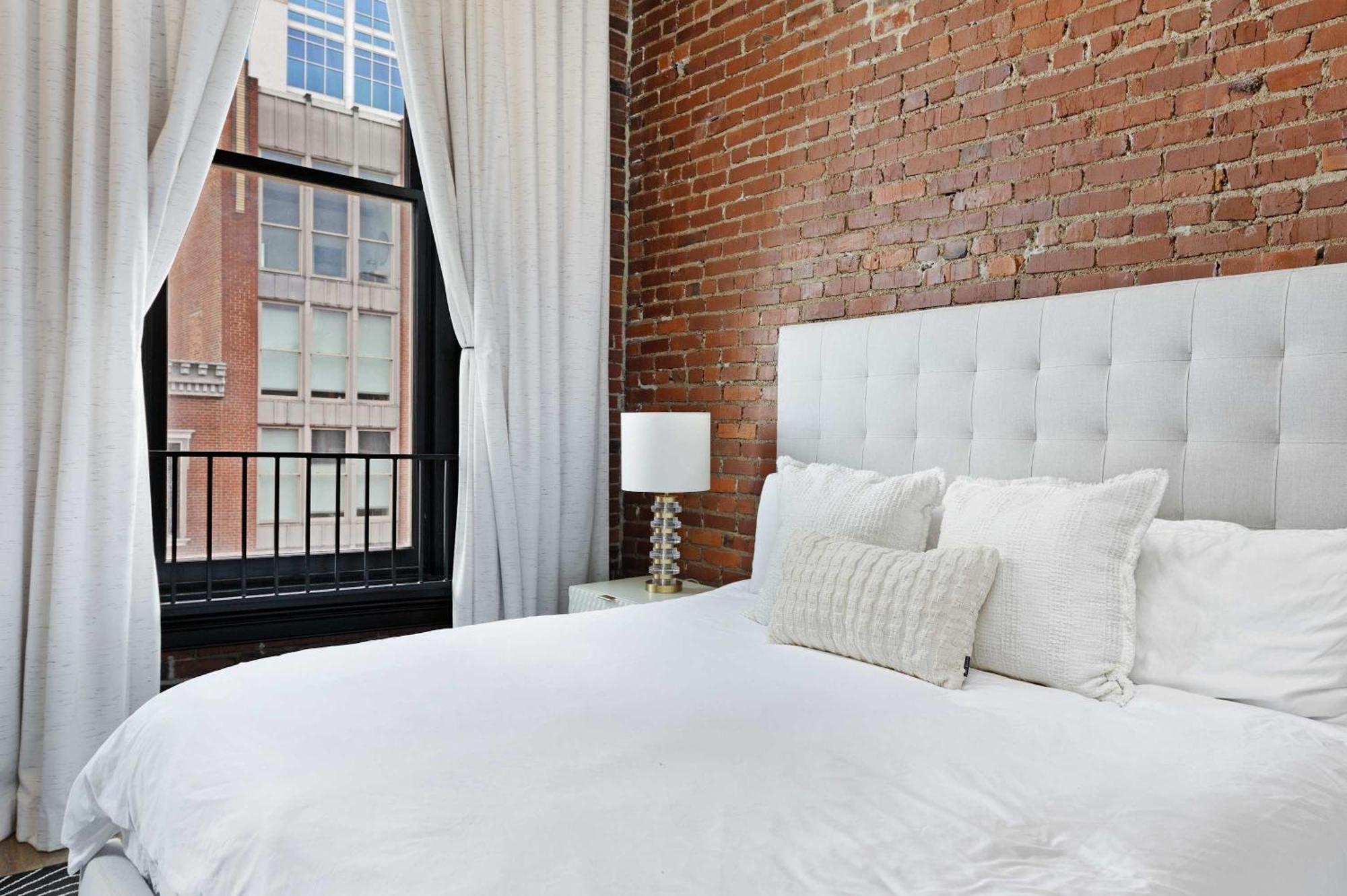 French's Luxury - Steps From Broadway *