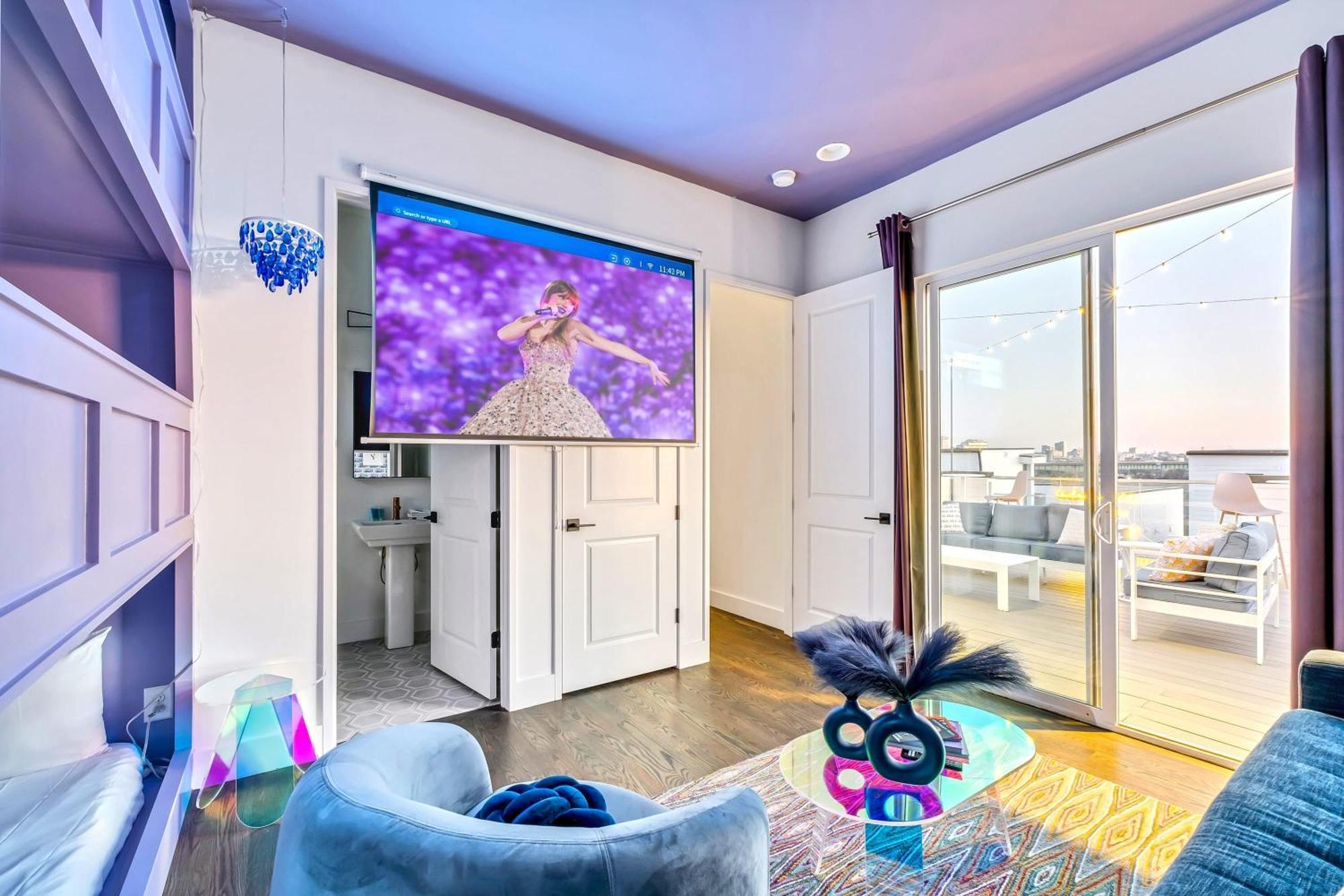Taylor Swift Inspired Hot Tub Rooftop Deck Views Holiday home *