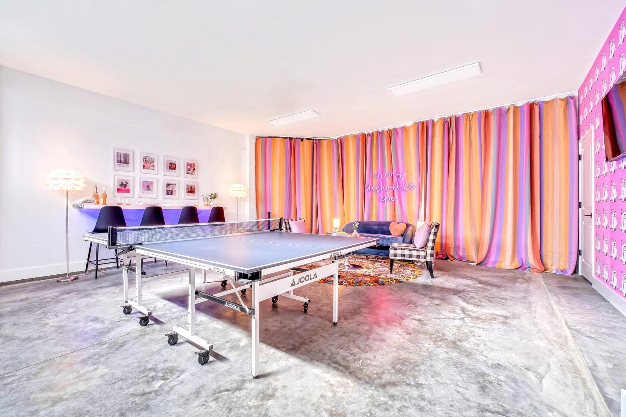 Taylor Swift Inspired Hot Tub Rooftop Deck Views Holiday home *