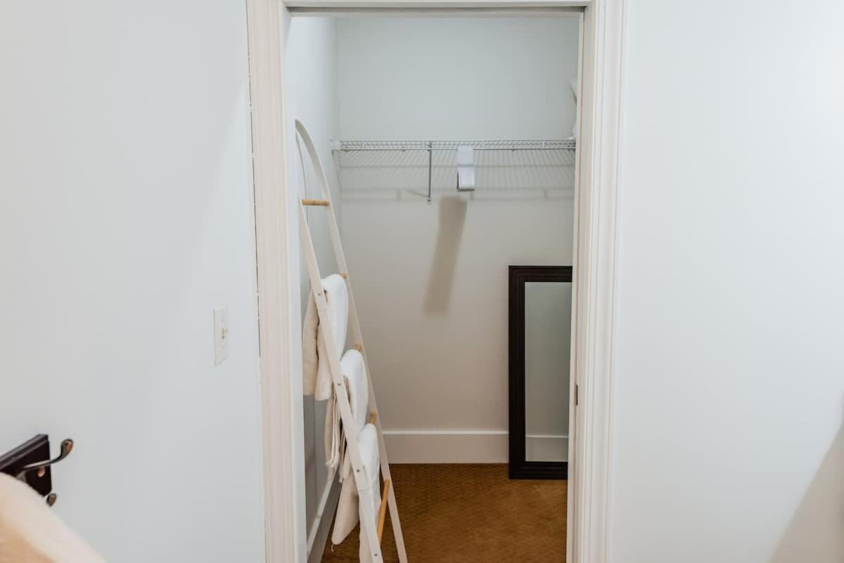 1009 Eastside Vibe - Big & *