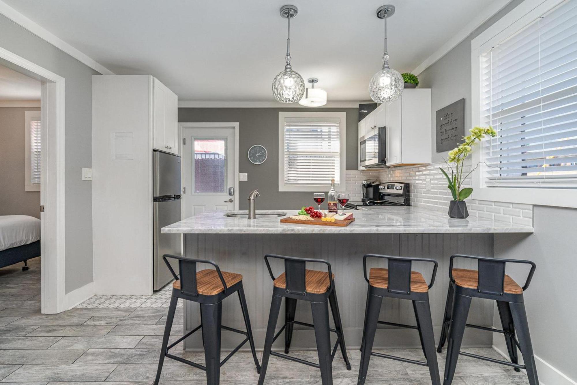 Holiday home Pearlescence - Private Patios - 4 Mins To Broadway